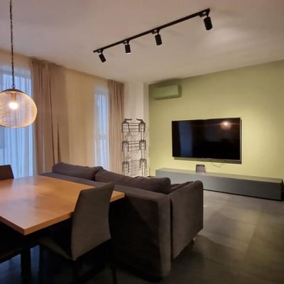 Alquiler de un espacioso apartamento de 3 habitaciones, 80 m², vista al lago, Campus, Constanța, Rumanía